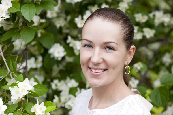 Portret piękna brunetka w wiosna blossom — Zdjęcie stockowe