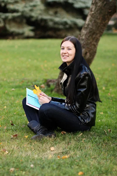 Happy young woman in autumn city — Stock Photo, Image