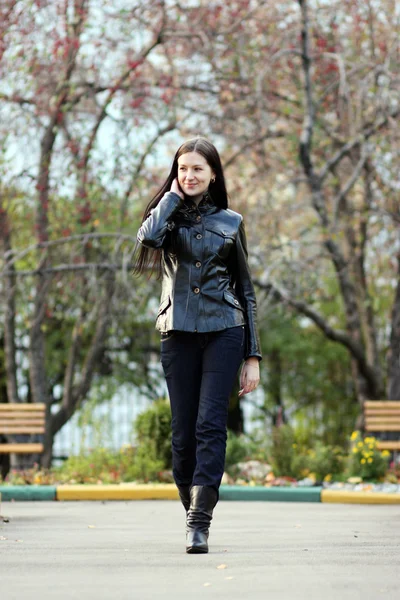 Giovane bella donna nel parco autunnale — Foto Stock