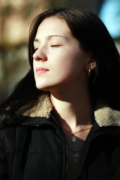 Portret van een gelukkige jonge vrouw — Stockfoto