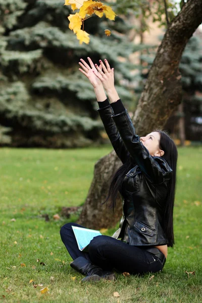 Gelukkig jonge vrouw in herfst stad — Stockfoto