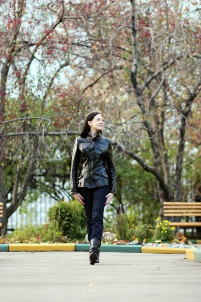 Young beautiful woman in the autumn park — Stock Photo, Image