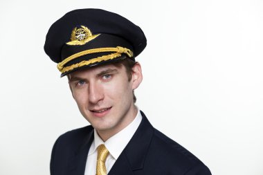 genç adam bir yolcu uçağı pilotu şeklinde