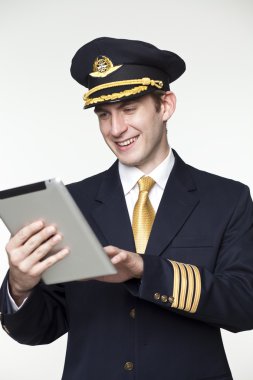 genç adam bir yolcu uçağı pilotu şeklinde