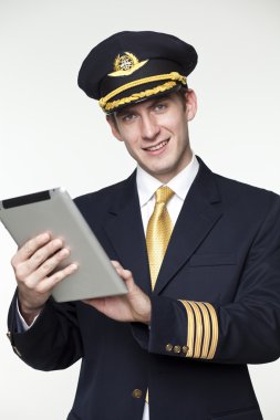 genç adam bir yolcu uçağı pilotu şeklinde