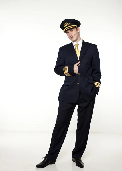 Jonge man in de vorm van een passagier vliegtuig piloot — Stockfoto