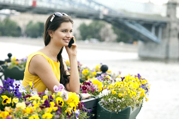 Šťastná žena mluví do mobilního telefonu — Stock fotografie