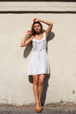 çekici genç kadın cinsel elbise