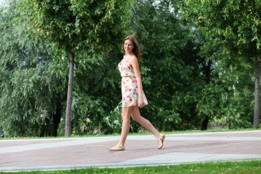 güzel bir genç kadın yaz parkta yürüyüş