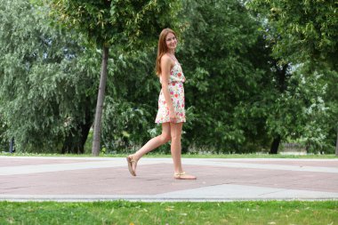 güzel bir genç kadın yaz parkta yürüyüş