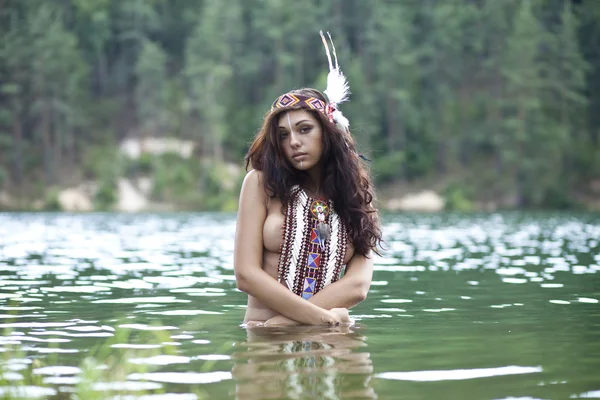 Mujer joven disfrazada de indio americano —  Fotos de Stock