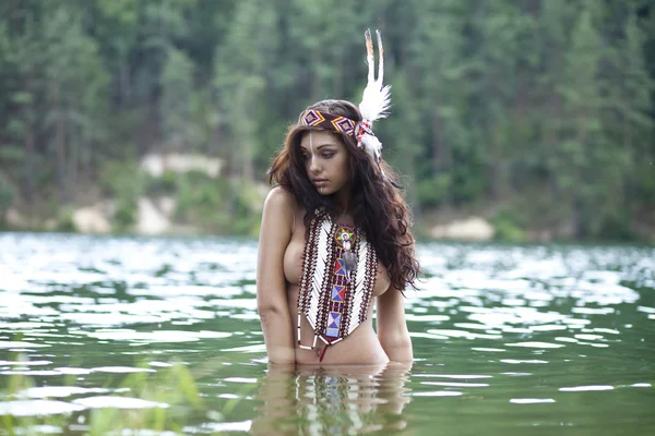 Jovem mulher em traje de índio americano — Fotografia de Stock