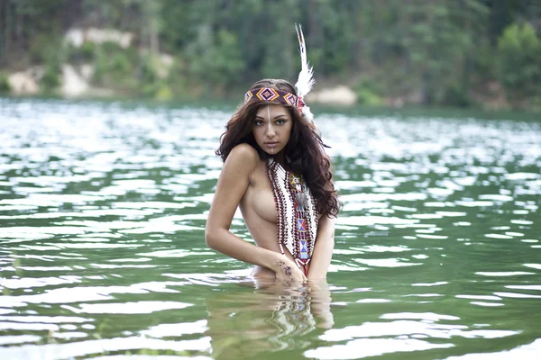 Jovem mulher em traje de índio americano — Fotografia de Stock