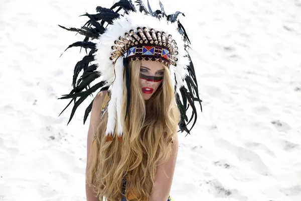 Genç kadın Amerikan Kızılderili kostümü — Stok fotoğraf