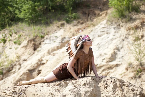 Jovem mulher em traje de índio americano — Fotografia de Stock