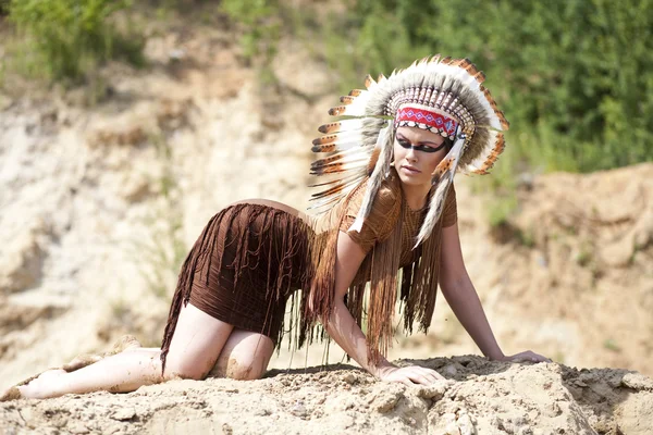 アメリカ ・ インディアンの服装の若い女性 — ストック写真