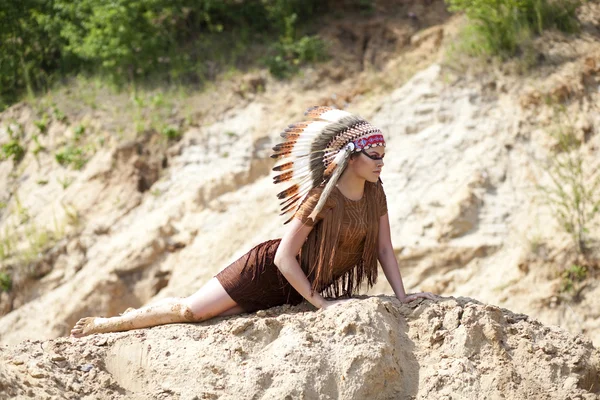 Jovem mulher em traje de índio americano — Fotografia de Stock