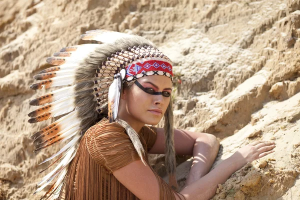 Giovane donna in costume di Indiano Americano — Foto Stock