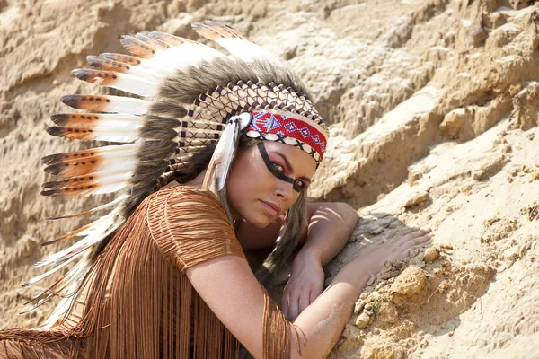 Молодая женщина в костюме индейца — стоковое фото