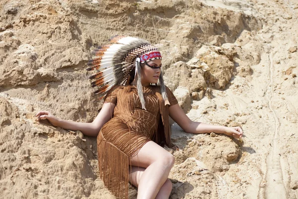 Młoda kobieta w stroju indian amerykańskich — Zdjęcie stockowe