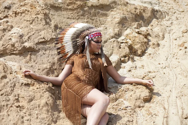 Junge Frau im Kostüm amerikanischer Indianer — Stockfoto