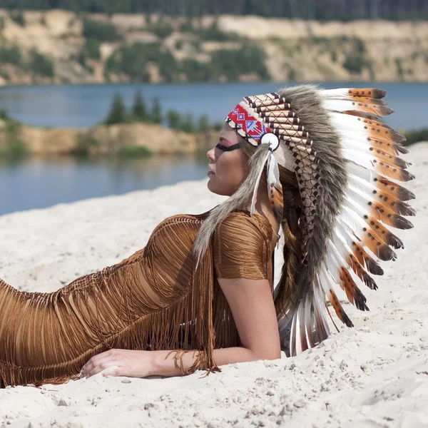 Jovem mulher em traje de índio americano — Fotografia de Stock