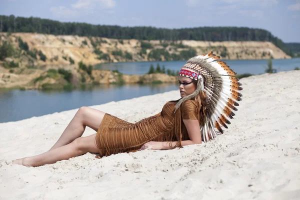 Junge Frau im Kostüm amerikanischer Indianer — Stockfoto