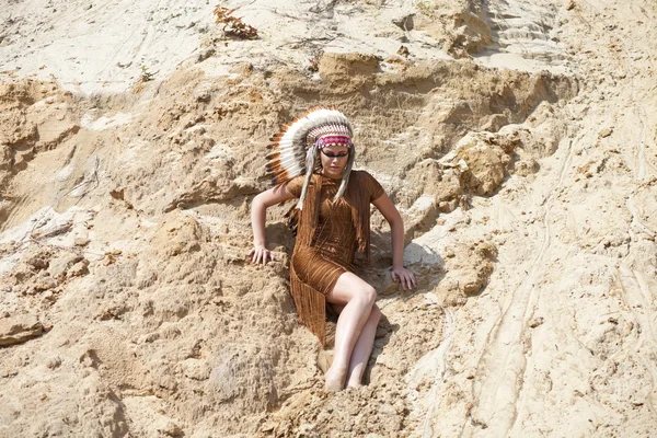 아메리칸 인디언의 의상을 입은 젊은 여자 — 스톡 사진