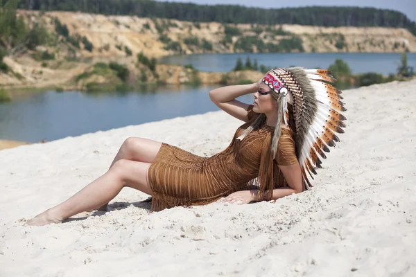 Giovane donna in costume di Indiano Americano — Foto Stock