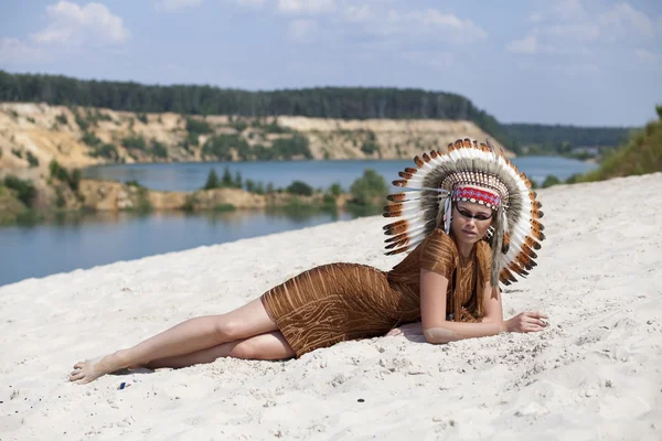 在美洲印第安人服装的年轻女子 — 图库照片