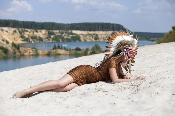 Jonge vrouw in kostuum van Indiaanse — Stockfoto