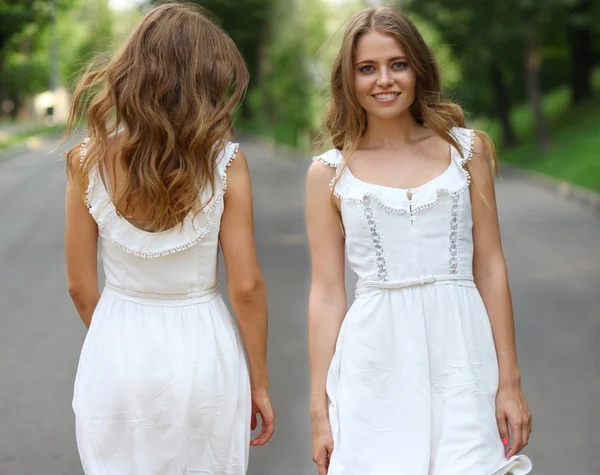 Bella giovane donna che cammina sul parco estivo — Foto Stock