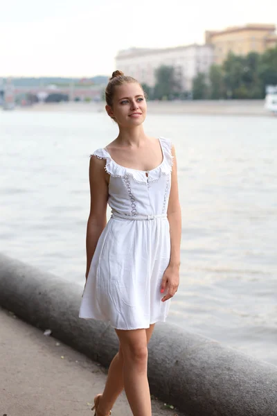 Gyönyörű fiatal nő, a nyári park séta — Stock Fotó