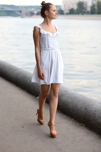 Schöne junge Frau zu Fuß auf dem Sommerpark — Stockfoto