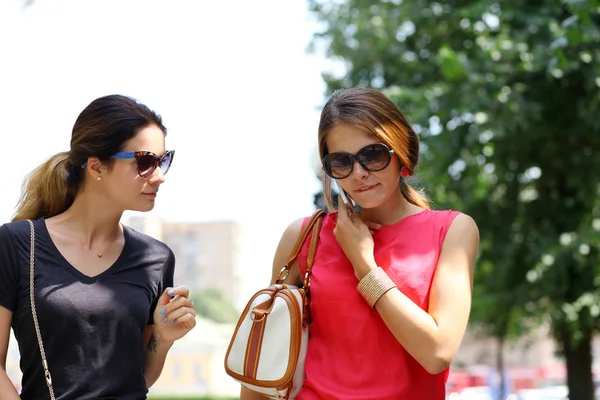 Dos mujeres jóvenes caminando en la ciudad de verano — Foto de Stock