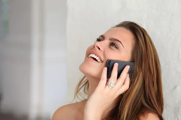 휴대 전화에 대 한 얘기 하는 행복 한 여자 — 스톡 사진