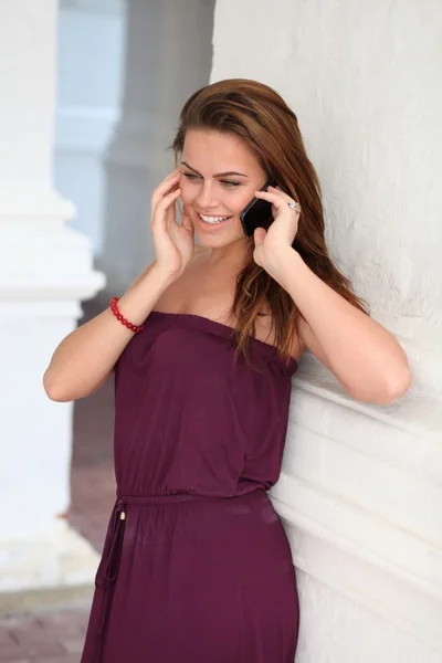 Mujer feliz hablando por teléfono celular — Foto de Stock