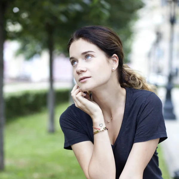 Gelukkige vrouw praten op mobiele telefoon — Stockfoto