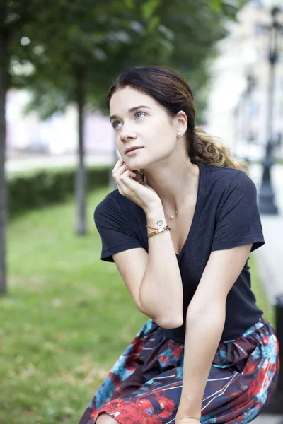 Gelukkige vrouw praten op mobiele telefoon — Stockfoto