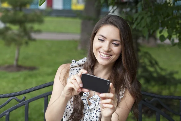 あなたの携帯電話で写真を撮る幸せな若い女 — ストック写真