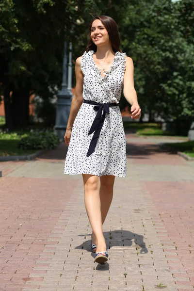 Hermosa mujer joven caminando en el parque de verano — Foto de Stock