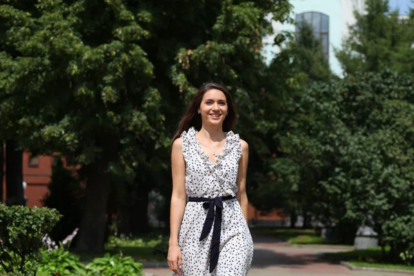 有魅力的年轻女人在白色礼服 — 图库照片