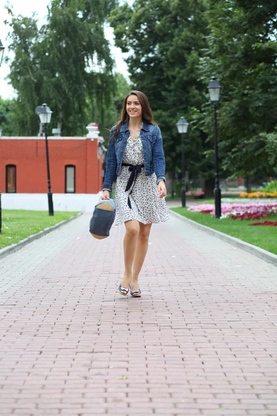 Belle jeune femme marchant sur le parc d'été — Photo