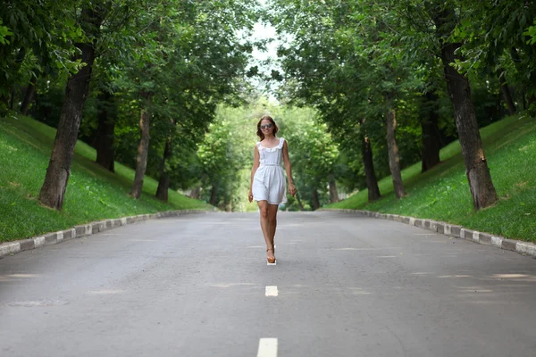 Mulher bonita caminhando no parque de verão — Fotografia de Stock