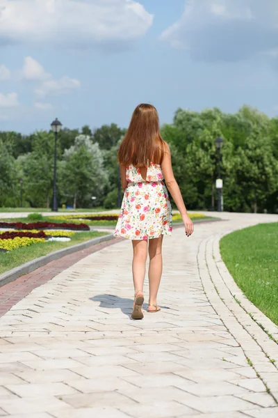 Mooie jonge vrouw lopen op de zomer park — Stockfoto