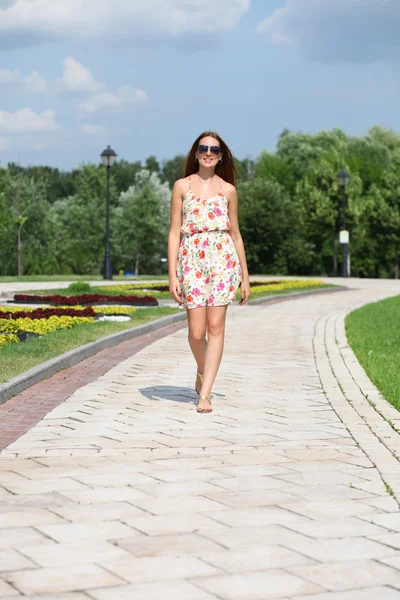 美しい若い女性は、夏の公園でウォーキング — ストック写真