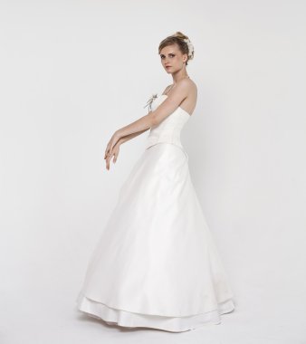 güzel sarışın gelin gelinlik giyiyor