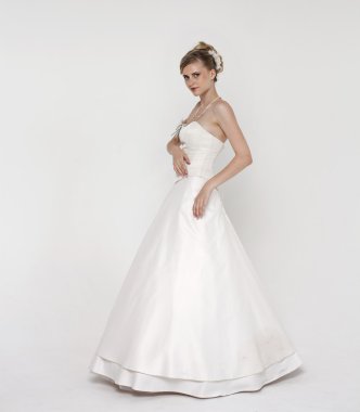 güzel sarışın gelin gelinlik giyiyor