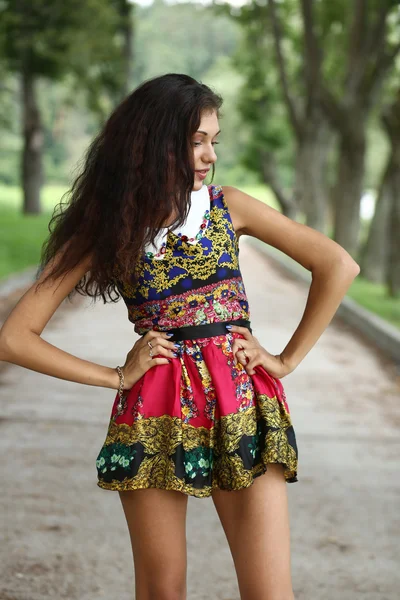 Młoda kobieta lato sukienka szczęśliwy — Zdjęcie stockowe