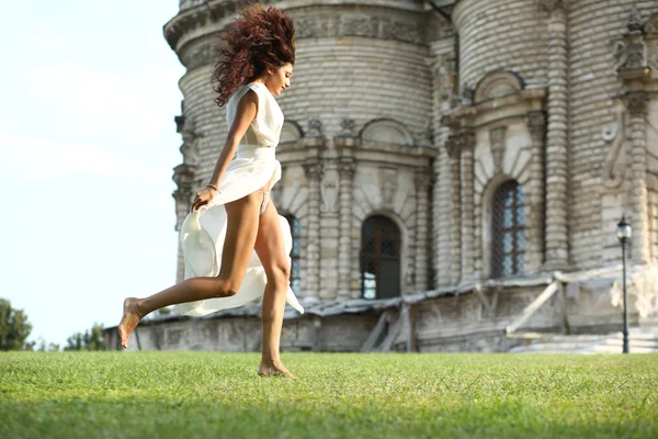 Retrato de mujer joven en vestido blanco largo — Foto de Stock